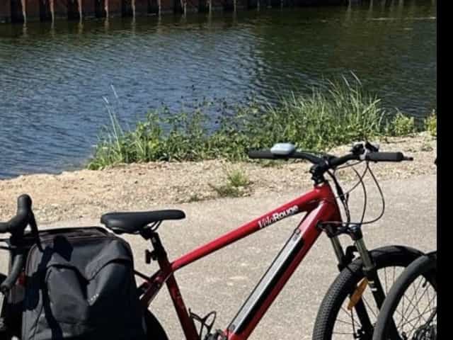 Vélo électrique VeloRouge en pause au bord du canal près de Strasbourg