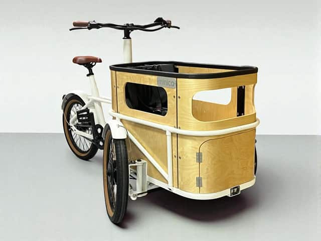 Rear view of the minica electric cargo trike and its rear rack.