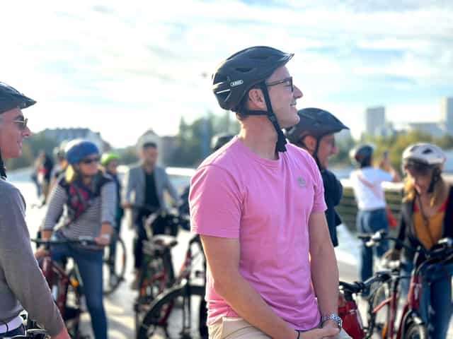 Participants d'une sortie à vélo électrique sur un pont à Strasbourg