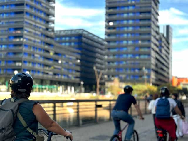 Cyclistes près des nouveaux quartiers de Strasbourg