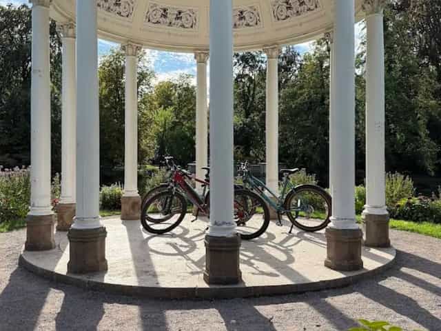 Vélos de location garés sous le pavillon du parc de l'Orangerie