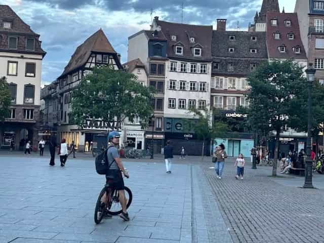 Cycliste sur la place Kléber à Strasbourg au crépuscule