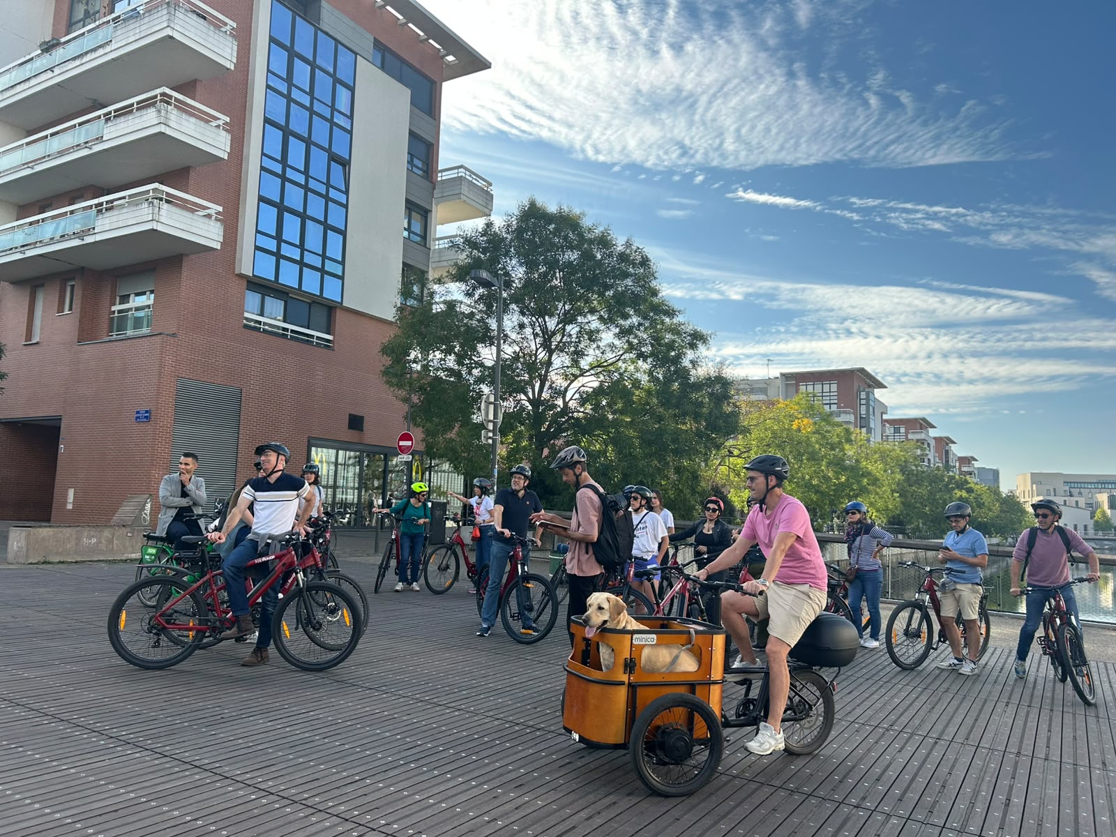 Un groupe rassemblé avec son guide avant une visite guidée à vélo électrique dans les rues de Strasbourg
