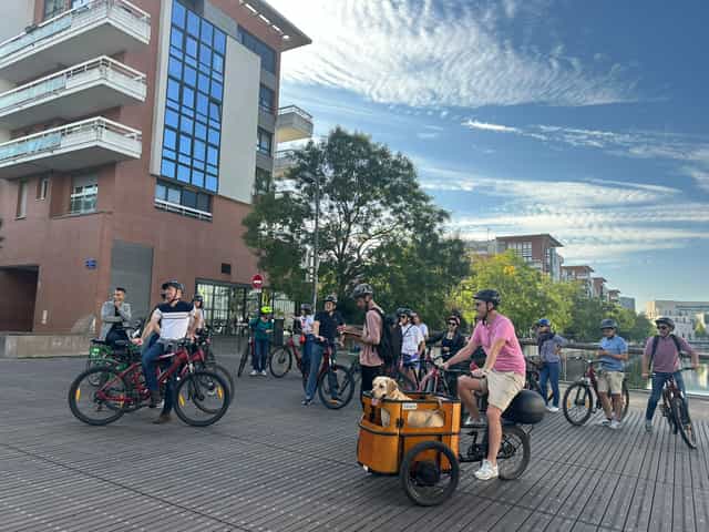 Groupe de cyclistes VéloRouge avec triporteur à Strasbourg