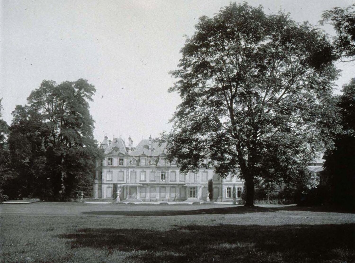 The Château de Pourtalès and its park, archive photograph
