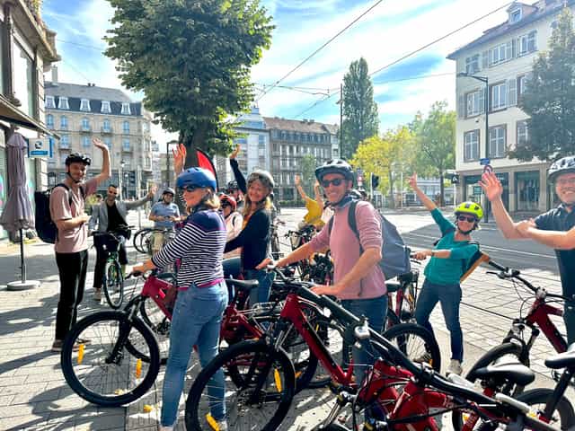VéloRouge e-bike group together on a Strasbourg street